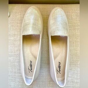 TROTTERS SHOES LOAFERS  LEATHER CREAM SIZE 10 NWT